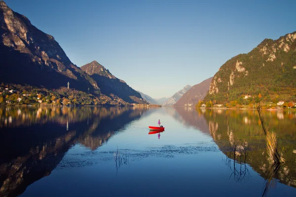 Красная лодка в озере — стоковое фото