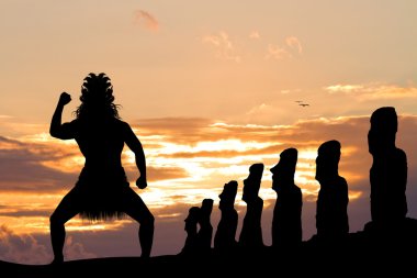 Gün batımında Maori dansı