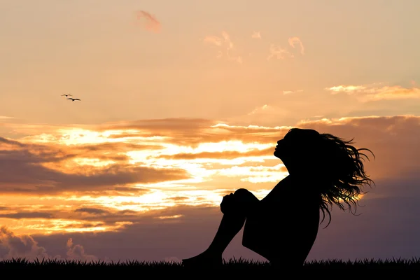 Zorgeloos meisje bij zonsondergang — Stockfoto