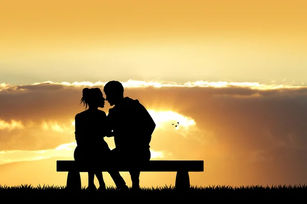 Gün batımında öpüşen çift — Stok fotoğraf