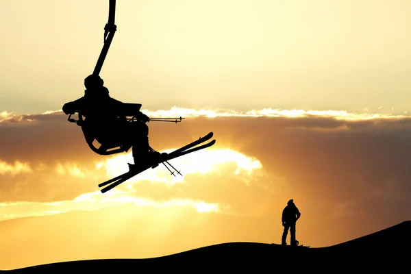 Skiër op skilift bij zonsondergang — Stockfoto