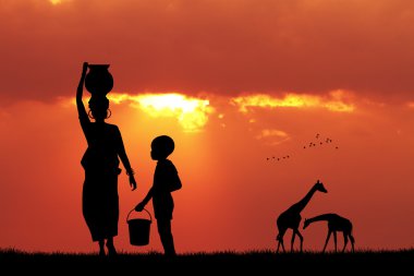 Afrikalı kadın günbatımında su taşıyan