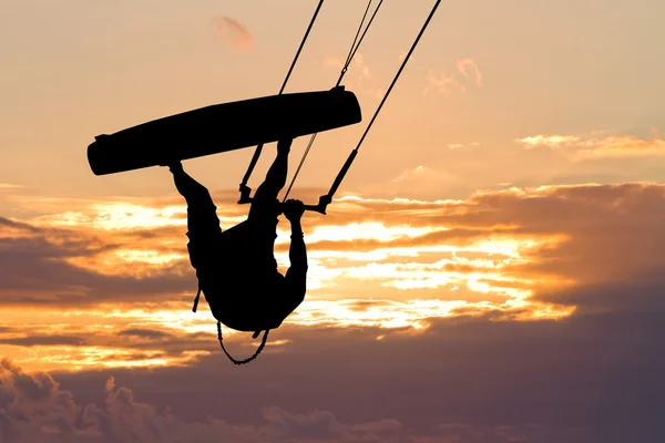 Kite surfer bij zonsondergang — Stockfoto