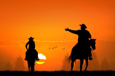 İnsanlar gün batımında at sırtında