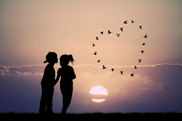 Bambini che si baciano al tramonto — Foto Stock