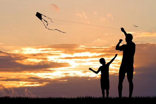 Baba ve oğul gün batımında uçurtma ile — Stok fotoğraf