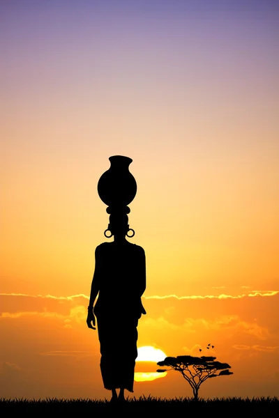 Femme africaine au coucher du soleil — Photo