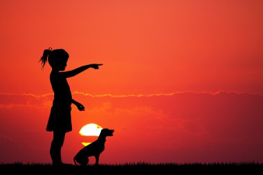 kız ve köpek yavrusu gün batımında