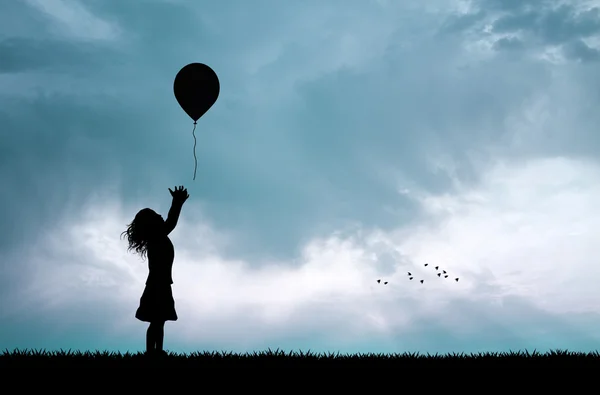 Девушка с воздушным шаром на закате — стоковое фото