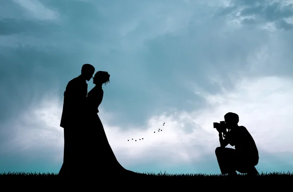 Serviço de fotógrafo de casamento ao pôr do sol — Fotografia de Stock