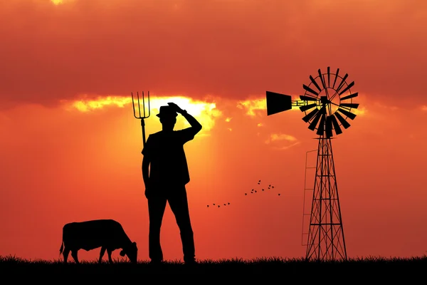 Agriculteur à la ferme au coucher du soleil — Photo