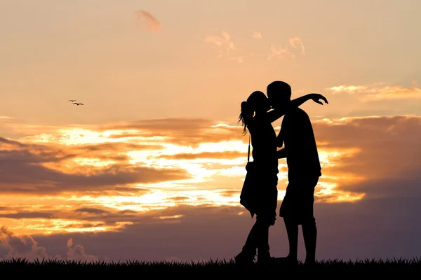 Beijando ao pôr do sol — Fotografia de Stock