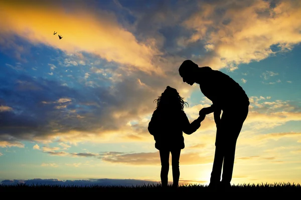 Baba ve kız gün batımında — Stok fotoğraf