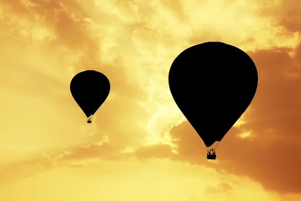 Sıcak hava balonu gün batımında — Stok fotoğraf