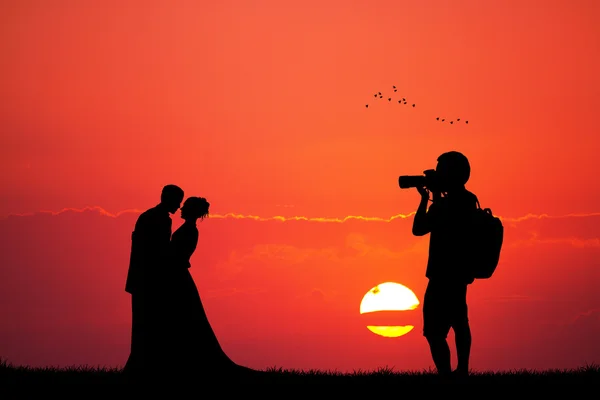 Фотограф весільний сервіс на заході сонця — стокове фото