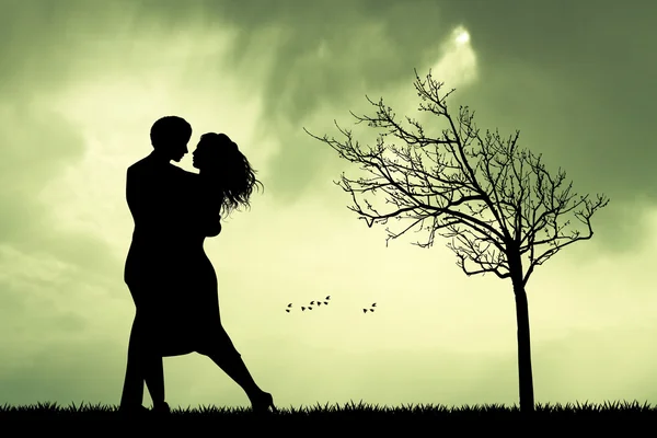 Мужчина и женщина танцуют на закате — стоковое фото