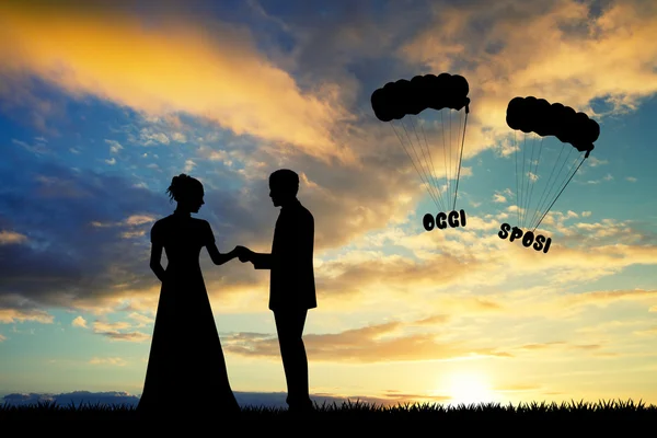 Braut und Bräutigam bei Sonnenuntergang — Stockfoto