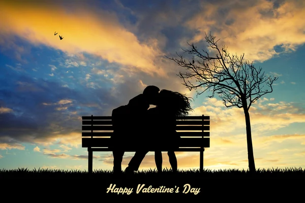 Gli amanti che si baciano sulla panchina al tramonto — Foto Stock