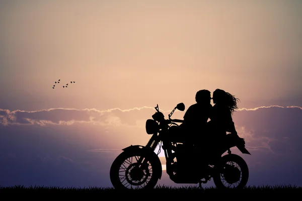 Paar küsst sich auf Motorrad — Stockfoto