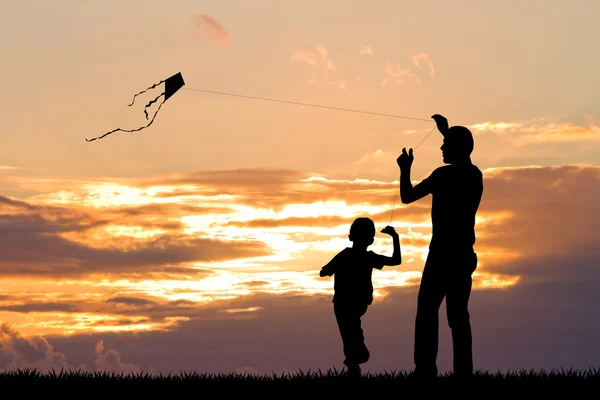 Отец и ребенок с воздушным змеем — стоковое фото