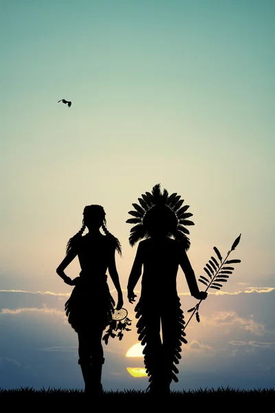 Indianos casal silhueta ao pôr do sol — Fotografia de Stock