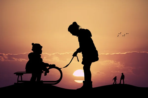 Enfants en traîneau au coucher du soleil — Photo