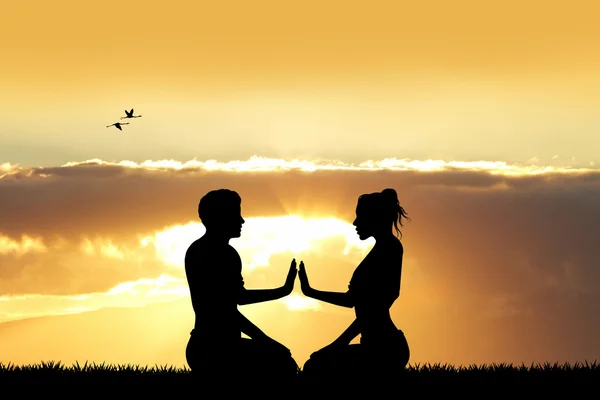 Paar doen yoga bij zonsondergang — Stockfoto