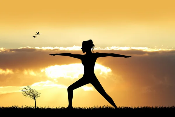 Fille faisant silhouette de yoga au coucher du soleil — Photo