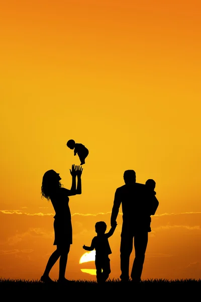 Famille au coucher du soleil — Photo