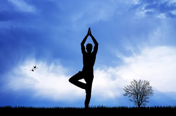 Macho haciendo yoga al atardecer — Foto de Stock