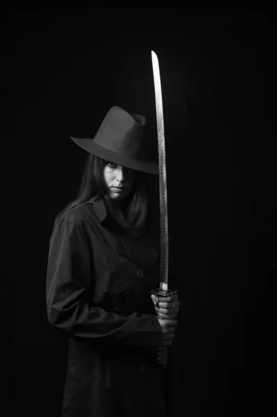 Kvinna med samuri sward — Stockfoto