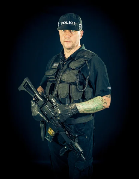 Британський озброєні поліцейські — стокове фото