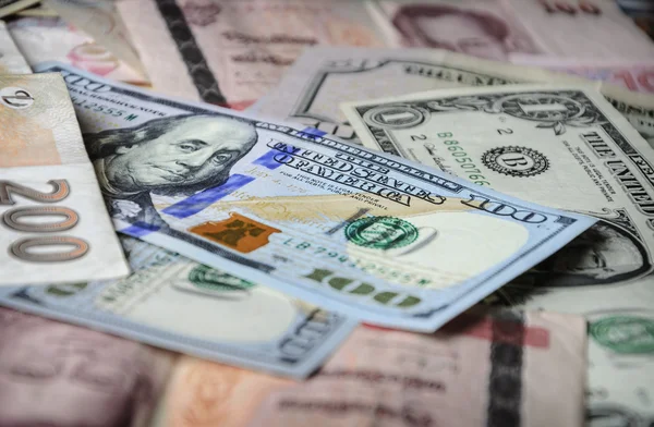 Een verzameling van verschillende vreemde valuta's van landen verspreid over de hele wereld. — Stockfoto