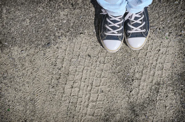 Blue sneakers shoes walking on concrete top view. — Stock Photo, Image