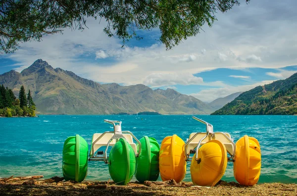 Pedalo amarillo y verde en el lago — Foto de Stock
