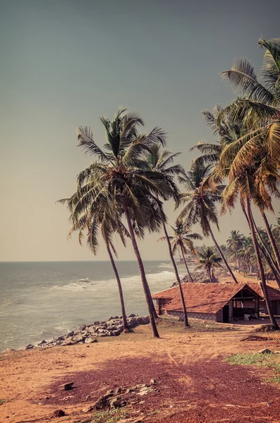 Cabana de pescadores na aldeia perto do oceano . — Fotografia de Stock