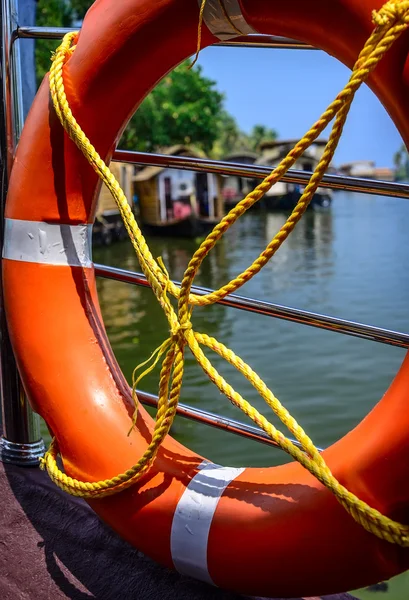 Bouée de sauvetage dans un port . — Photo