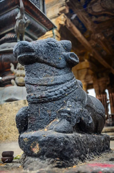 Staty av Nandi tjur på Brihadeshwara Temple. — Stockfoto