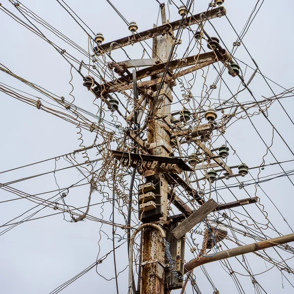 Rommelig elektrische kabels in india. — Stockfoto