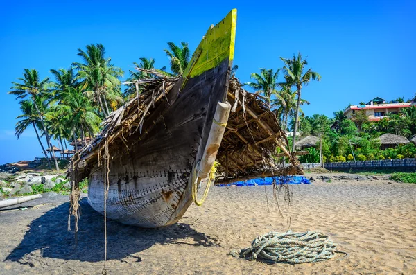 Bateau de pêche sur la plage — Photo