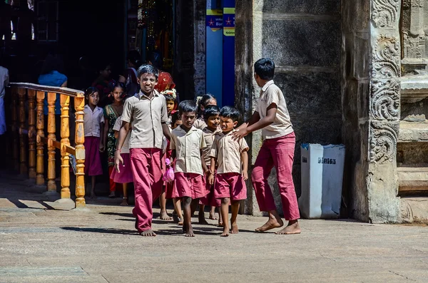 Индийские школьники в форме идут на экскурсию — стоковое фото