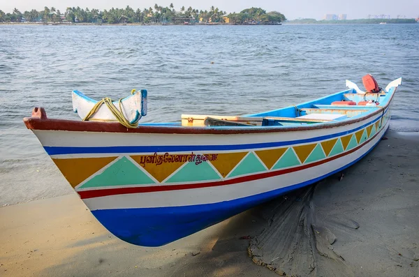 Landscape with traditional Indian boat — Stock Photo, Image