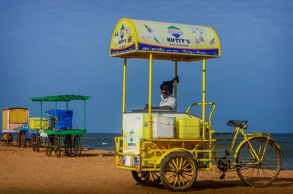 Vendeur indien de glaces de rue avec chariot sur la plage — Photo