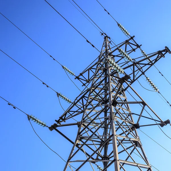 Torre ad alta tensione su sfondo cielo blu. — Foto Stock