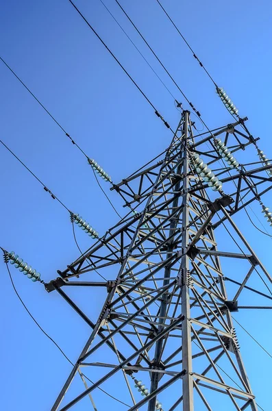 Hoogspanningstoren op blauwe lucht achtergrond. — Stockfoto