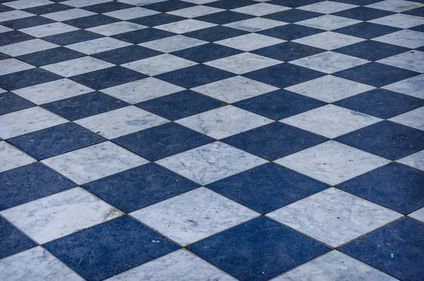 Piso de mármore xadrez azul e branco — Fotografia de Stock