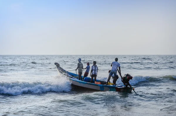 Groupe de pêcheurs indiens qui vont à la mer — Photo