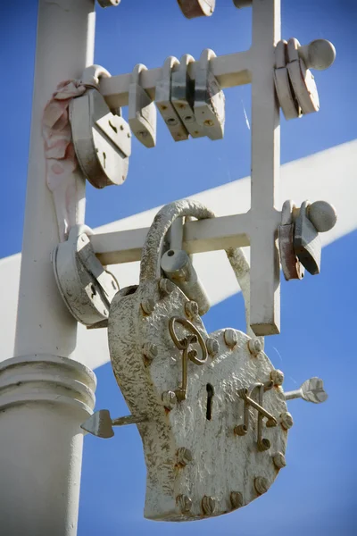 Love locks è simbolo di amicizia e romanticismo — Foto Stock