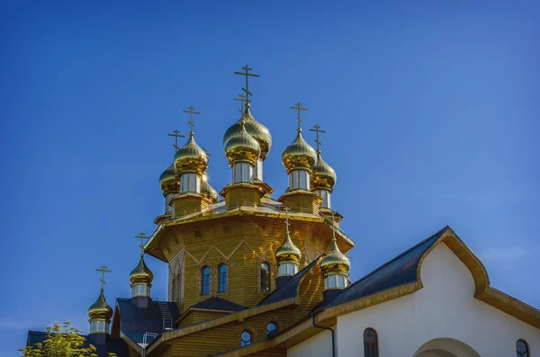 La cupola dorata sulla chiesa russa in legno — Foto Stock