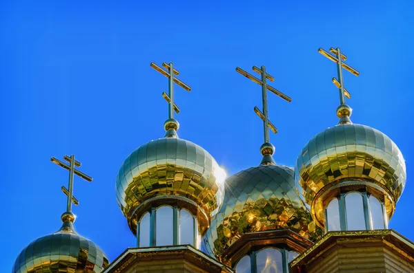 La cupola dorata sulla chiesa russa in legno — Foto Stock